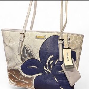 NWT Nine West Cream and Navy Floral Tote